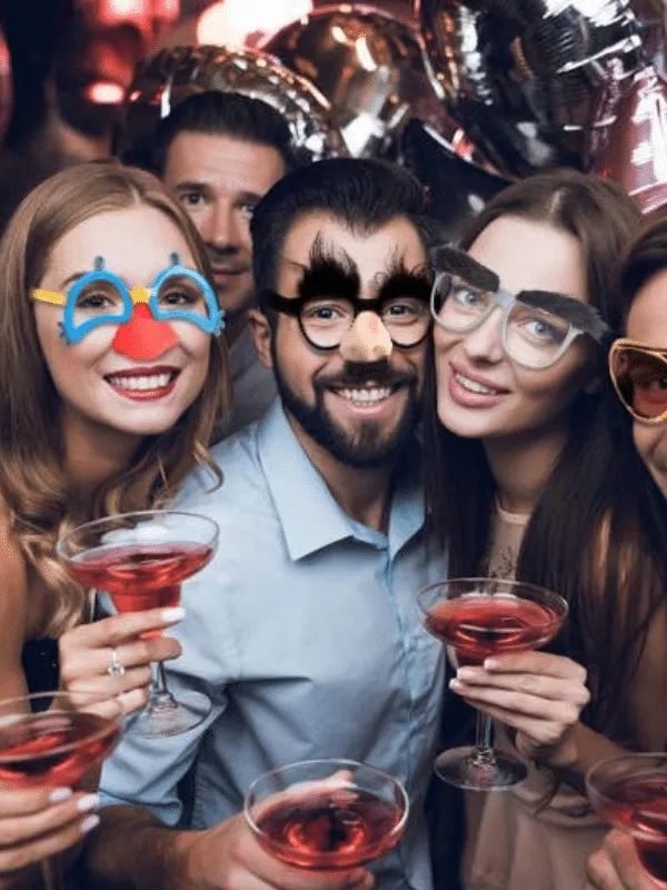 We’ve rounded up a list of items you could use to put together your own DIY wedding photo booth for your wedding reception. From backdrops to tech essentials and lighting, to props and accessories, here are some great finds to bring your photo booth dreams to life.