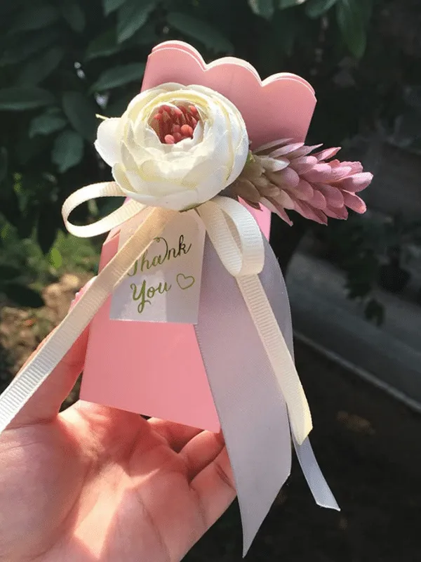 Creative, cute and affordable wedding favor packaging ideas and options from our favorite online resources.