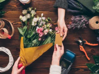 choosing wedding flowers